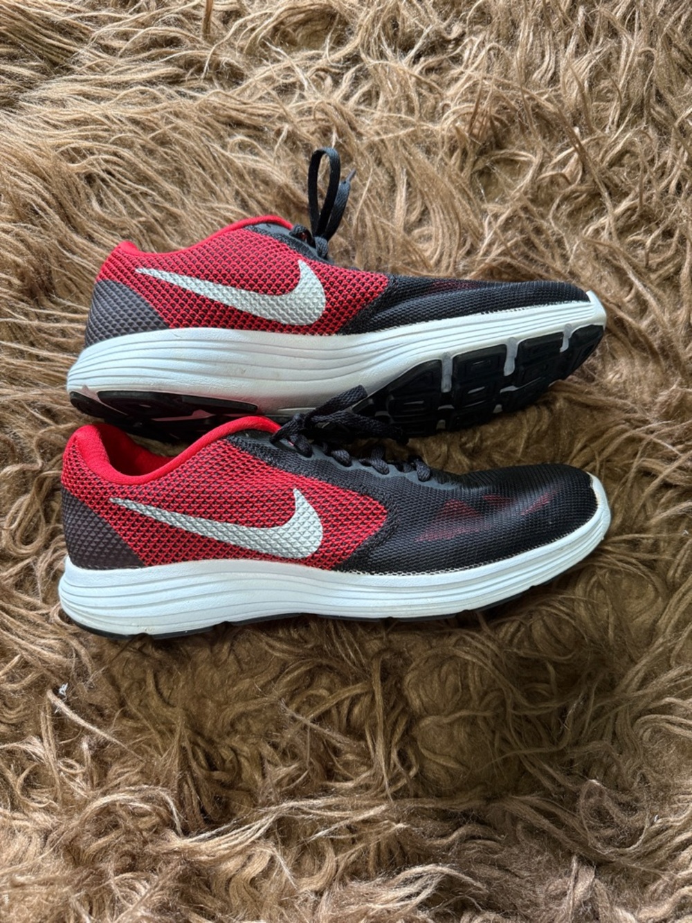 Nike Men’s Black and Red Lightweight Running Sneakers